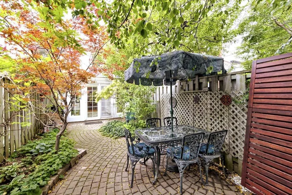 Unique Home In Queen West W Sunroom And Backyard! Toronto Kanada