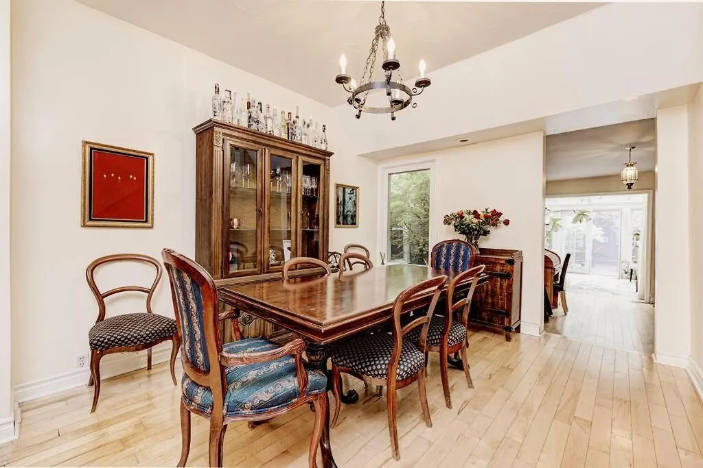 Unique Home In Queen West W Sunroom And Backyard! Toronto Apartment