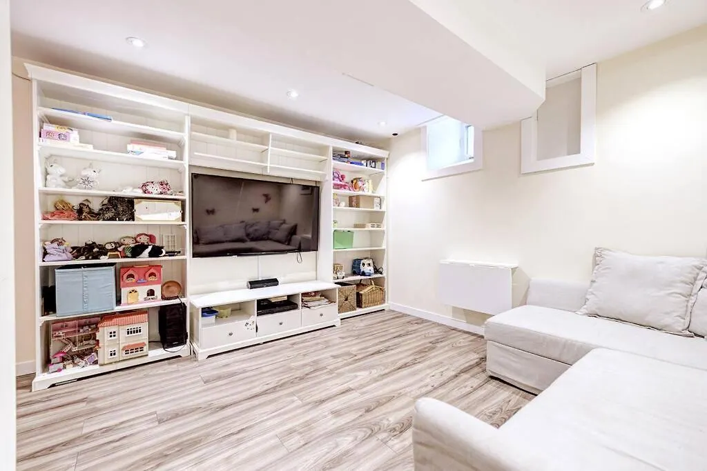 Apartment Unique Home In Queen West W Sunroom And Backyard! Toronto