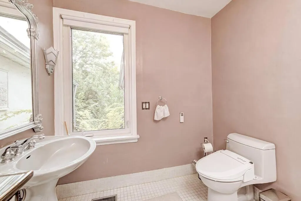 Unique Home In Queen West W Sunroom And Backyard! Toronto 0*,  Kanada